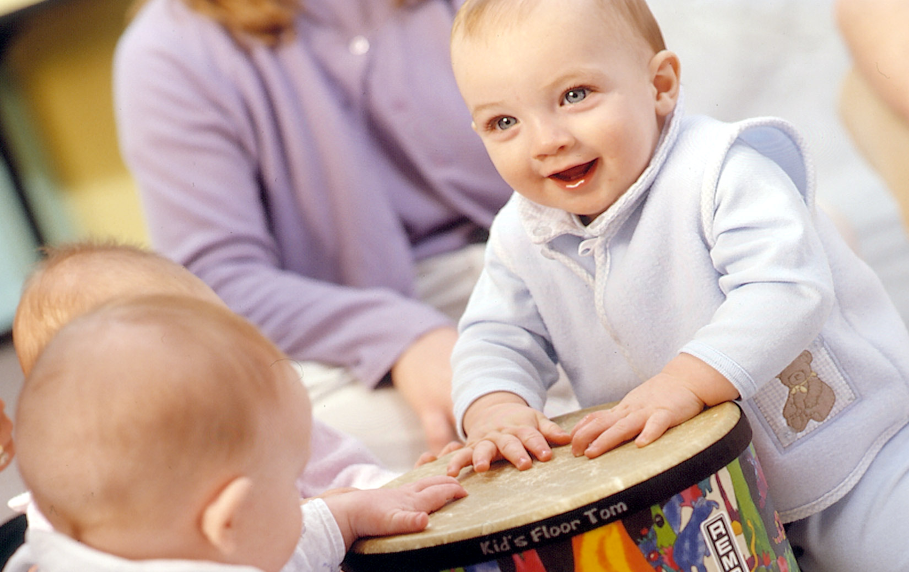 Музыка для новорожденного 1 месяц. Музыкальные занятия для малышей. Музыкальные инструменты для детей. Дети на музыкальном занятии. Маленькие дети на занятиях.